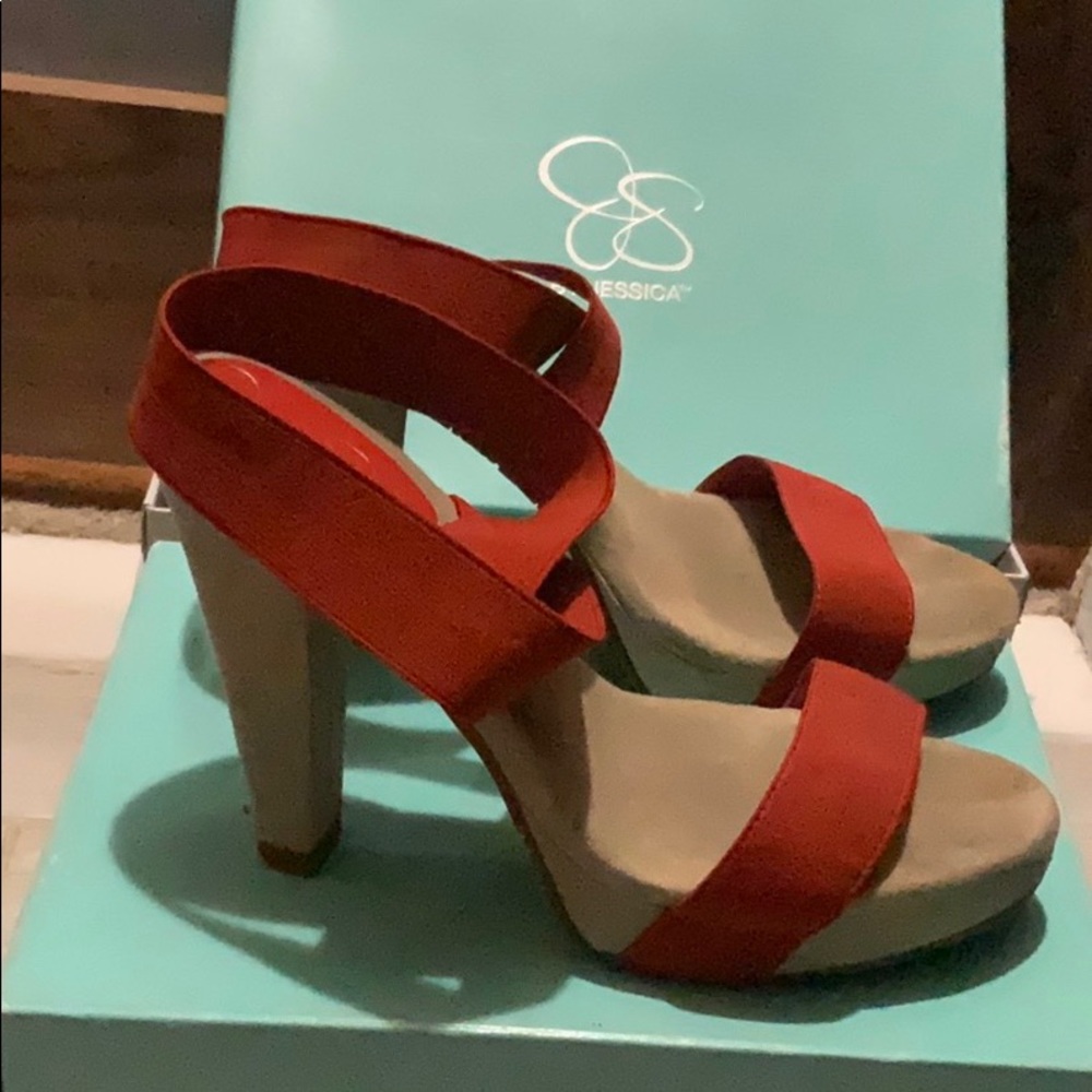 Show off your pedi in this leg lengthening shoes!